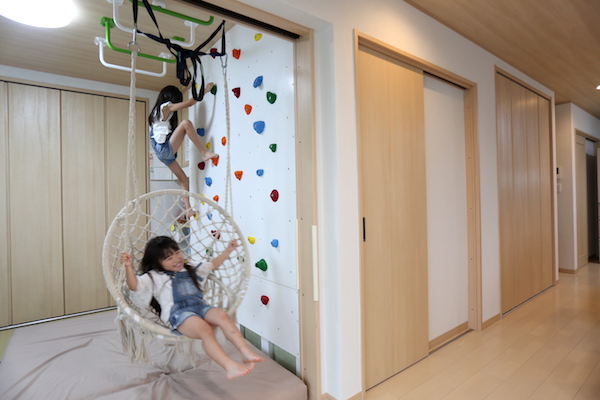 千葉県の注文住宅実例：キッズスペース：クライミングウォール